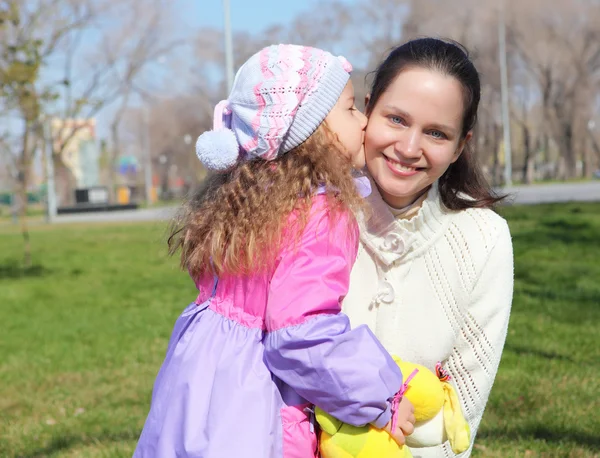 Petite fille avec mère dans le parc de printemps — Photo