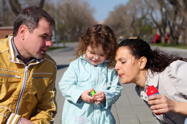Маленькая девочка с родителями в парке — стоковое фото