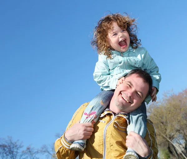 Litlle ragazza con padre nel parco — Foto Stock