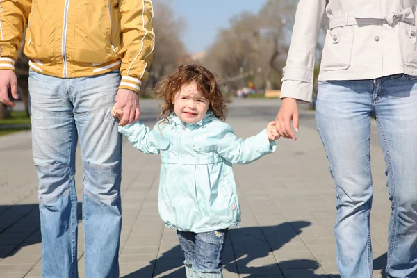 Маленькая девочка с родителями в парке — стоковое фото