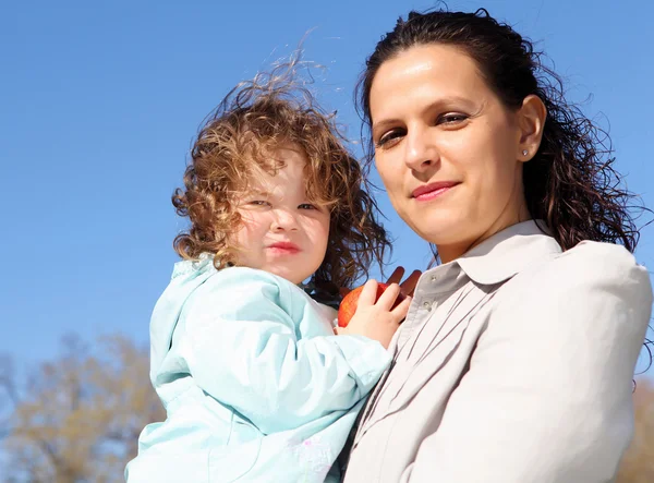 Little girl with mother in park — Stock Photo, Image