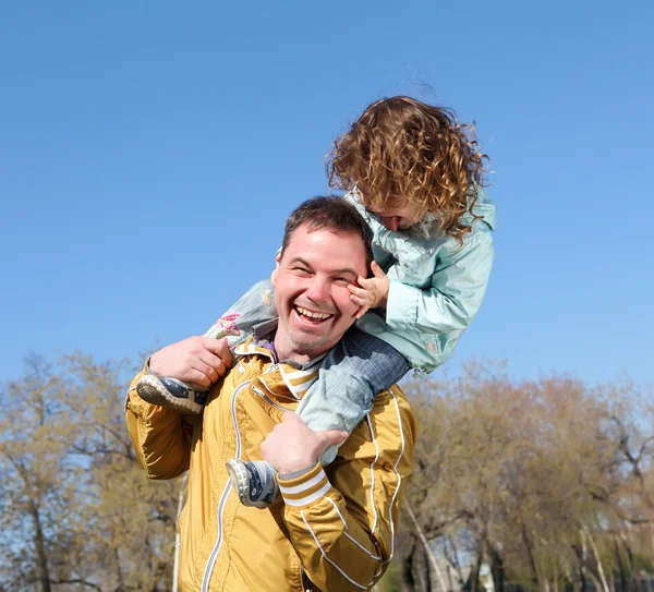 Menina Litlle com o pai no parque — Fotografia de Stock