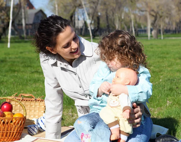 Маленькая девочка с матерью в парке — стоковое фото