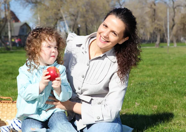 Liten flicka med mamma i park — Stockfoto