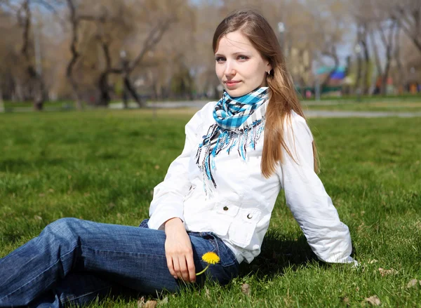 Mladá žena v jarním parku — Stock fotografie