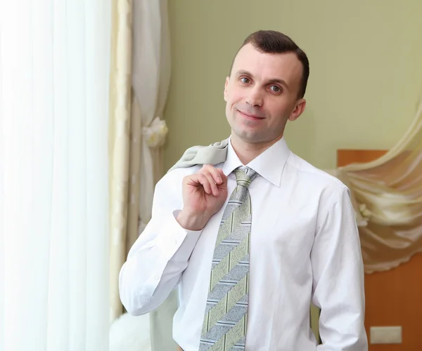 Jonge zakenman in hotelkamer — Stockfoto
