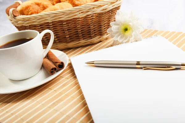 Sarapan kopi dan croissant — Stok Foto