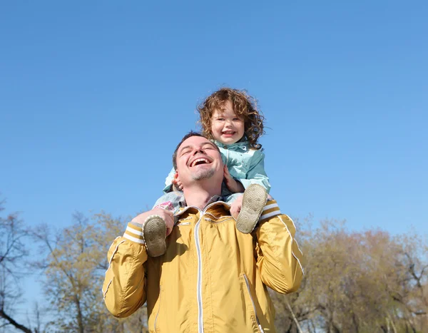 Niña con padre en el parque —  Fotos de Stock