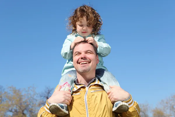 Litlle fille avec père dans le parc — Photo