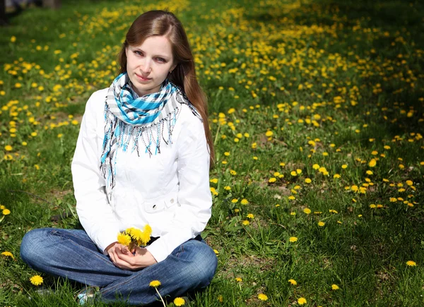 Junge Frau im Frühlingspark — Stockfoto