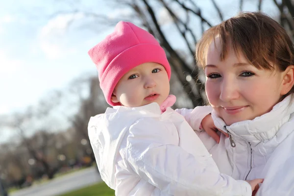Litlle menina com a mãe no parque — Fotografia de Stock