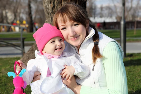 Litlle flicka med mamma i parken — Stockfoto