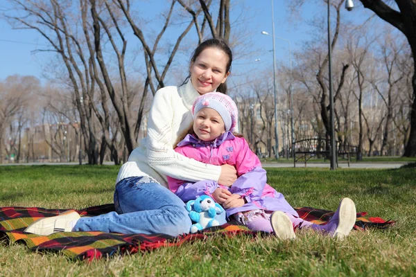 Holčička s matkou v parku na jaře — Stock fotografie