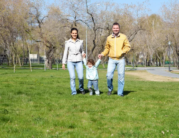 Litlle ragazza con i genitori nel parco — Foto Stock