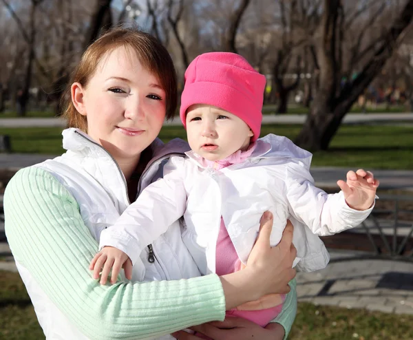 Litlle meisje met moeder in het park — Stockfoto