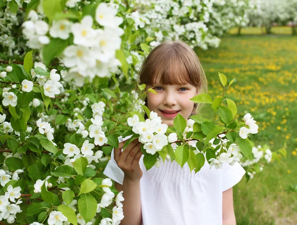 Petite fille dans le parc de printemps — Photo