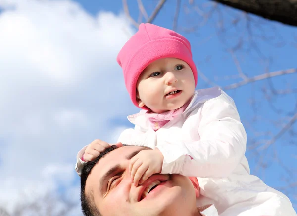 Litlle dívka s otcem venku — Stock fotografie