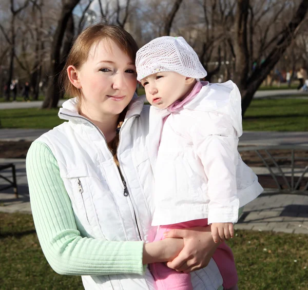 Litlle meisje met moeder in het park — Stockfoto