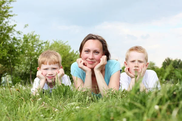 Madre con i suoi due figli all'aperto — Foto Stock