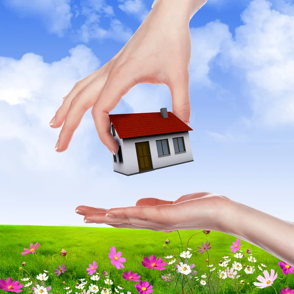 Hands holding house — Stock Photo, Image