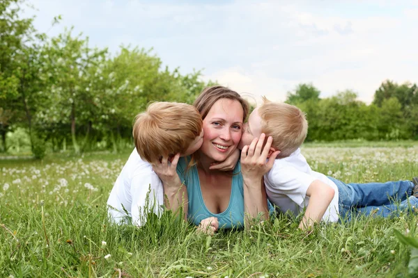 Matka s ní dva syny venku — Stock fotografie