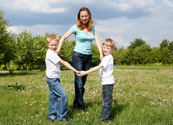Madre con sus dos hijos al aire libre — Foto de Stock
