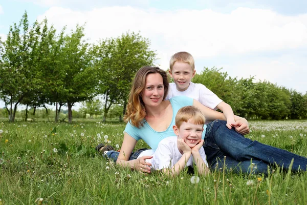 Mamma med hennes två söner utomhus — Stockfoto