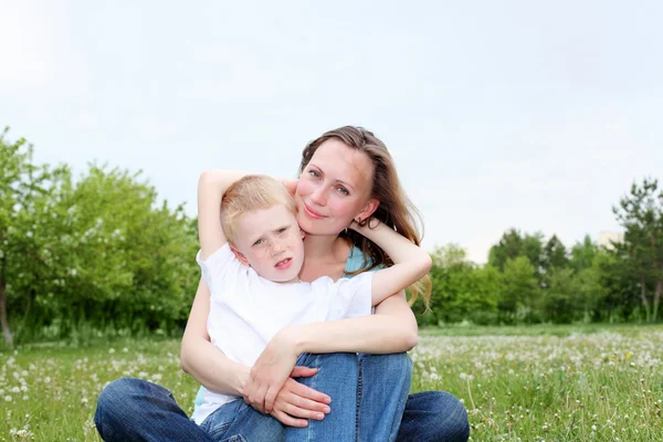 Mamma med sin son utomhus — Stockfoto