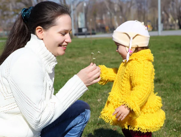 Petite fille avec mère dans le parc de printemps — Photo