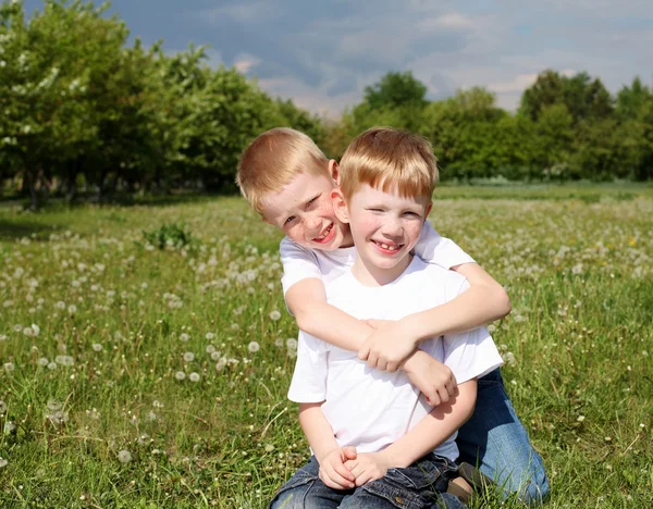 Dos hermanos al aire libre —  Fotos de Stock