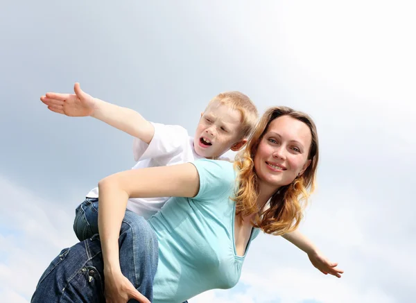 Madre con su hijo al aire libre — Foto de Stock