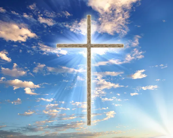 Gökyüzüne karşı Hıristiyan çapraz — Stok fotoğraf