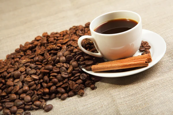 Tasse Kaffee mit Tuben Zimt — Stockfoto