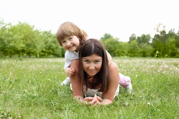 Itlle dívka s její matka příroda — Stock fotografie