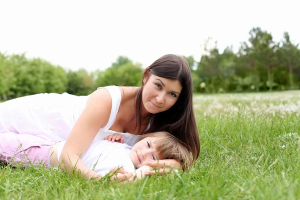 Itlle meisje met haar moeder outdoors — Stockfoto