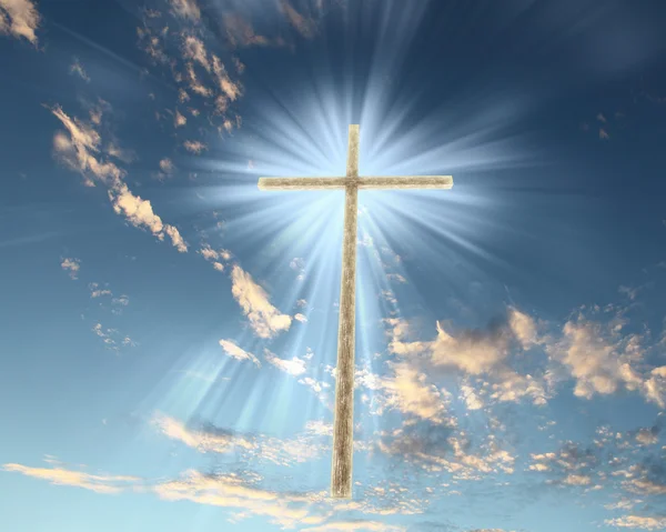 Croce cristiana contro il cielo — Foto Stock
