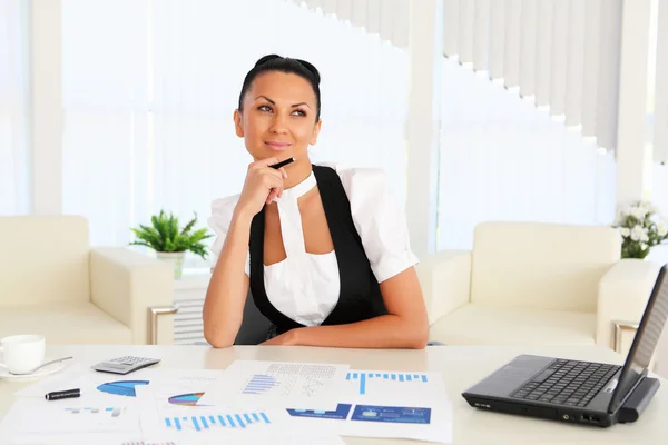 Young business woman with papers — Stock Photo, Image