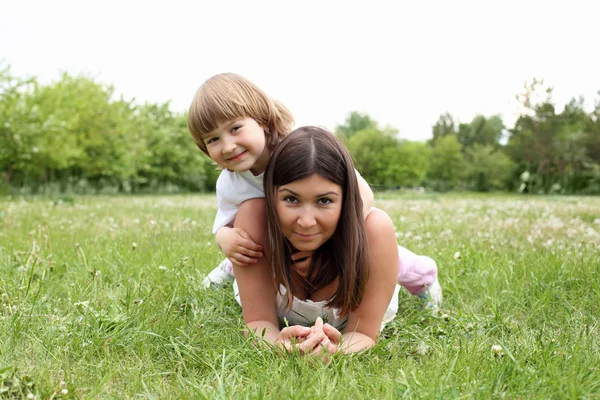 Itlle flicka med hennes mamma utomhus — Stockfoto