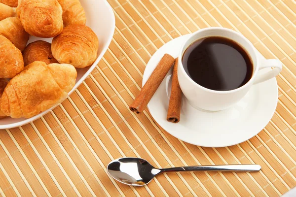 Πρωινό καφέ και κρουασάν — Φωτογραφία Αρχείου
