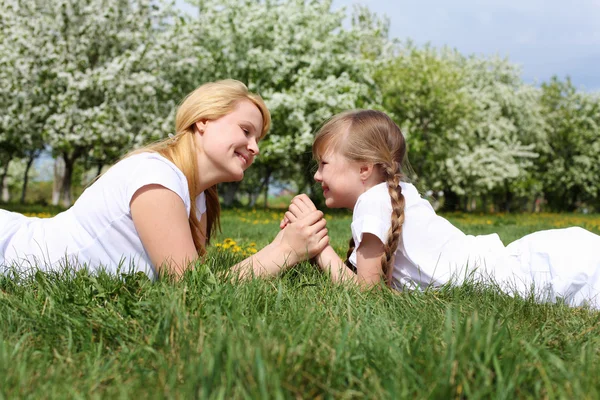 Flicka med mamma i vår park — Stockfoto