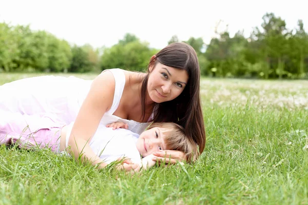 Itlle girl with her mother outdoors — Stock Photo, Image