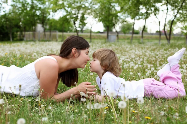 Itlle flicka med hennes mamma utomhus — Stockfoto