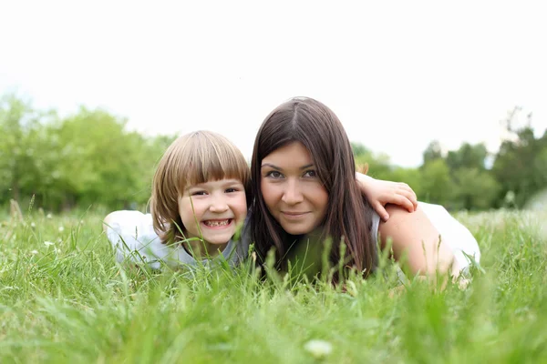 Niña pequeña con su madre al aire libre — Foto de Stock