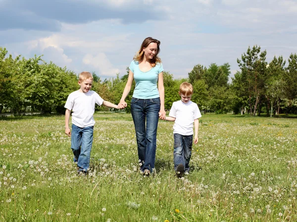 Madre con sus dos hijos al aire libre —  Fotos de Stock