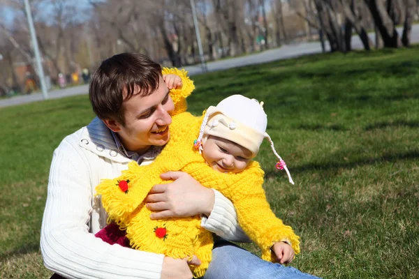 Niña con padre en el parque de primavera — Foto de Stock