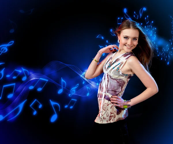 Mujer joven bailando en disco — Foto de Stock