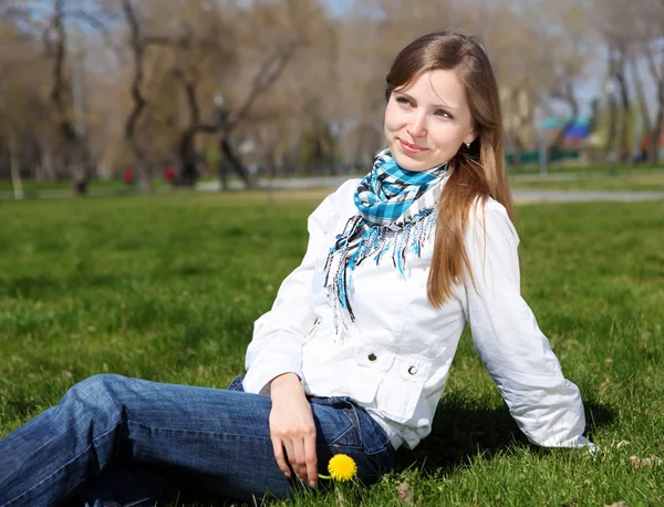 Mladá žena v jarním parku — Stock fotografie