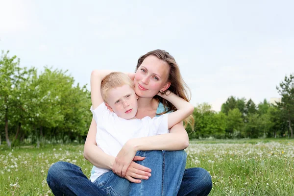Moeder met haar zoon buitenshuis — Stockfoto