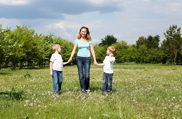 Madre con i suoi due figli all'aperto — Foto Stock