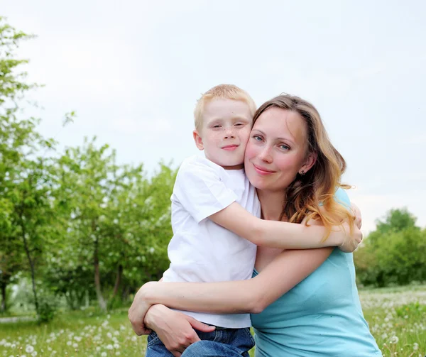 Matka se svým synem venku — Stock fotografie